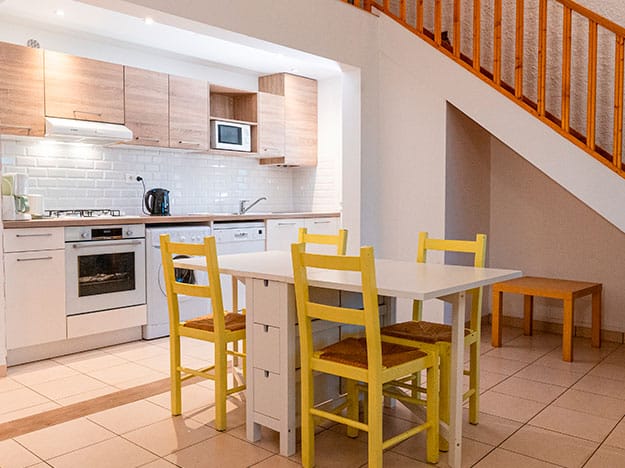 Au rez-de-chaussée de l’appartement, se trouve la cuisine moderne très bien équipée.