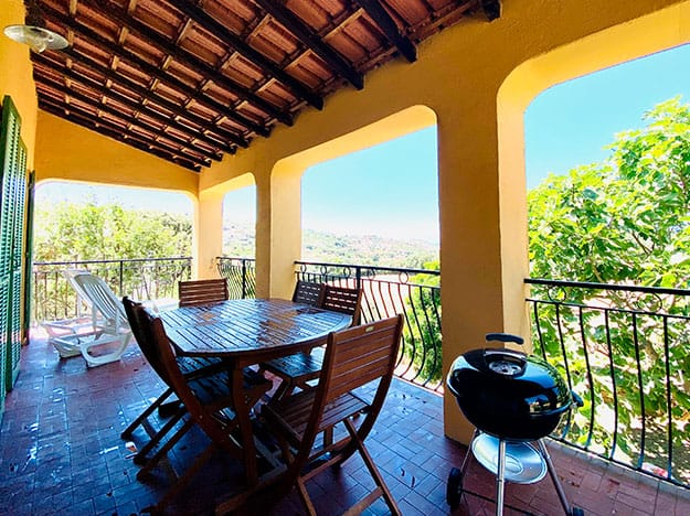 Sa grande terrasse offre une magnifique vue mer, s’étendant depuis les champs jusqu’à l’horizon marin.