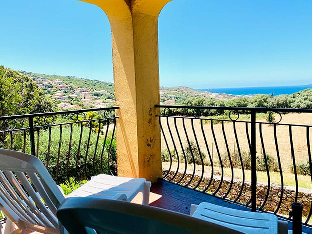 Sa grande terrasse offre une magnifique vue mer, s’étendant depuis les champs jusqu’à l’horizon marin.
